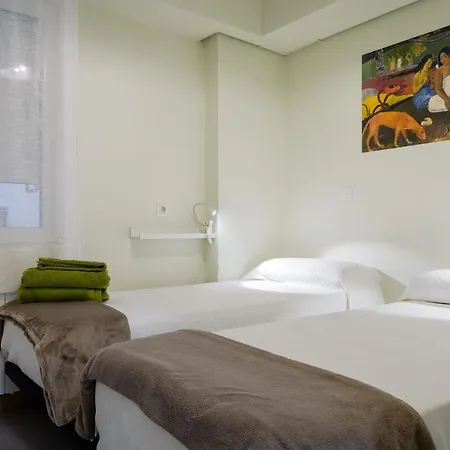 Espacioso 3 Hab Dobles, 2 Banos Centro Ciudad Apartment *